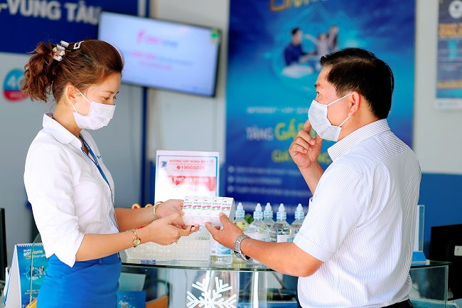 VNPT phát khẩu trang miễn phí cho khách đến điểm giao dịch phòng chống dịch virus nCoV